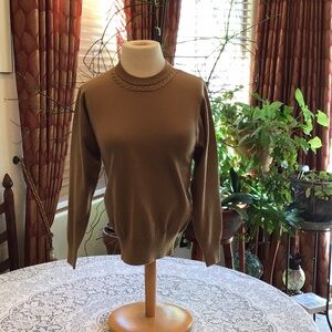 Long sleeve round neck sweater.